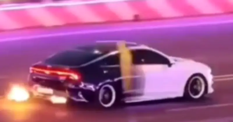 Đắk Lắk: Ô tô phun lửa trên đại lộ Đông - Tây gây lo ngại an toàn giao thông