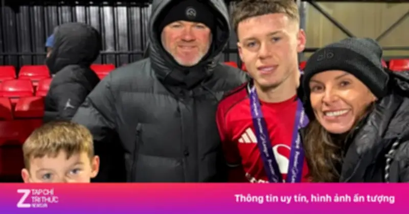 Kai Rooney cùng U16 MU vô địch Premier League Shield, bố Rooney cổ vũ nhiệt tình