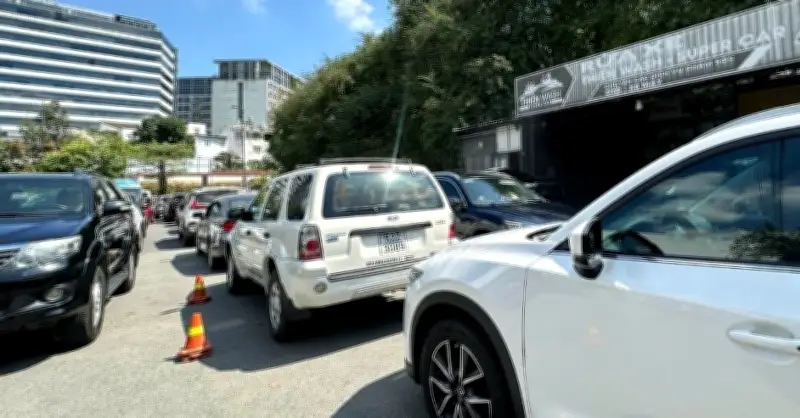 Khí thải ô tô đốt cháy chân gà, cảnh báo rủi ro cho chủ phương tiện