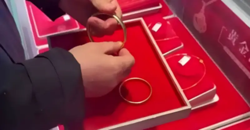 Khách chi nghìn tỷ mua vàng trong vài giờ: Bí mật động trời phía sau