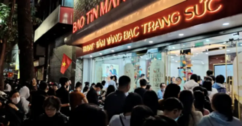 Khách hàng ùn ùn nhận vàng sớm, cửa hàng Bảo Tín Mạnh Hải quá tải