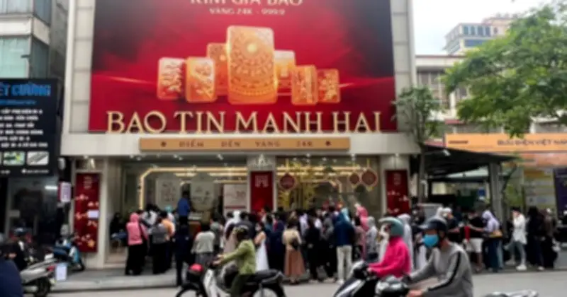 Khách hàng xếp hàng dài nhận vàng trước hạn sau sự cố công an tại Bảo Tín Minh Châu