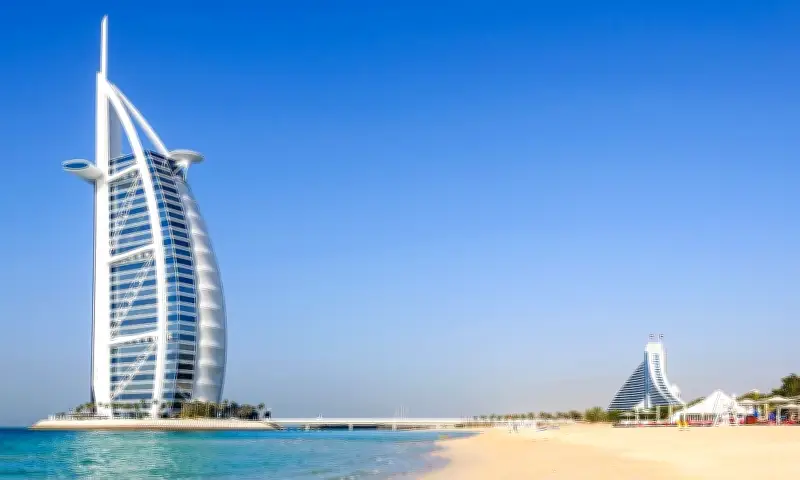 Khách sạn biểu tượng Burj Al Arab Dubai bốc cháy do mảnh vỡ drone Iran