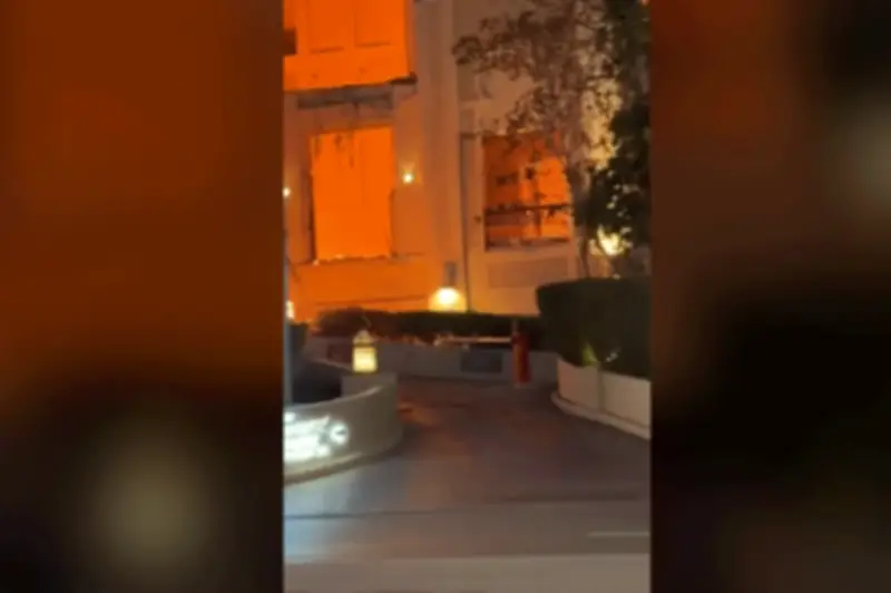 Khách sạn sang trọng Dubai bốc cháy sau đòn tấn công tên lửa, bị dân mạng chấm 1 sao