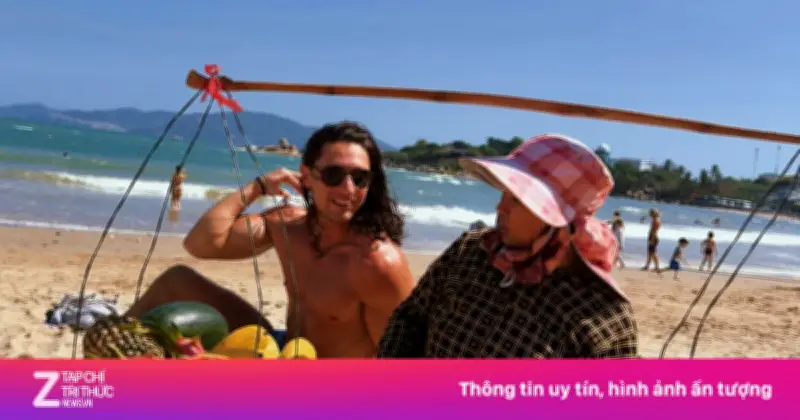 Khách Tây Ngỡ Ngàng Lần Đầu Gặp Dì Mai Bán Hoa Quả Trên Bãi Biển Nha Trang