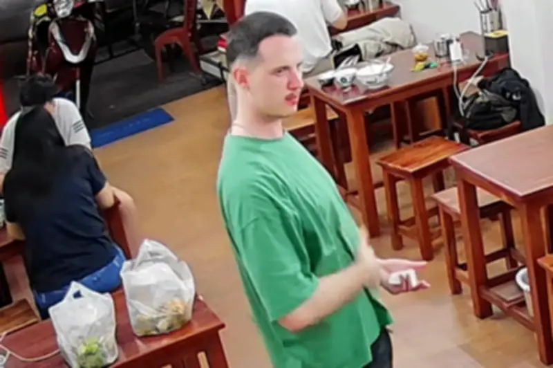 Khách Tây tấm tắc khen 'ngon quá' sau khi thưởng thức bún bò Huế tại Đà Nẵng