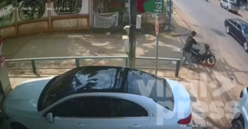 Khởi động mái không được, chiếc xe máy bất ngờ bốc cháy dữ dội giữa đường phố