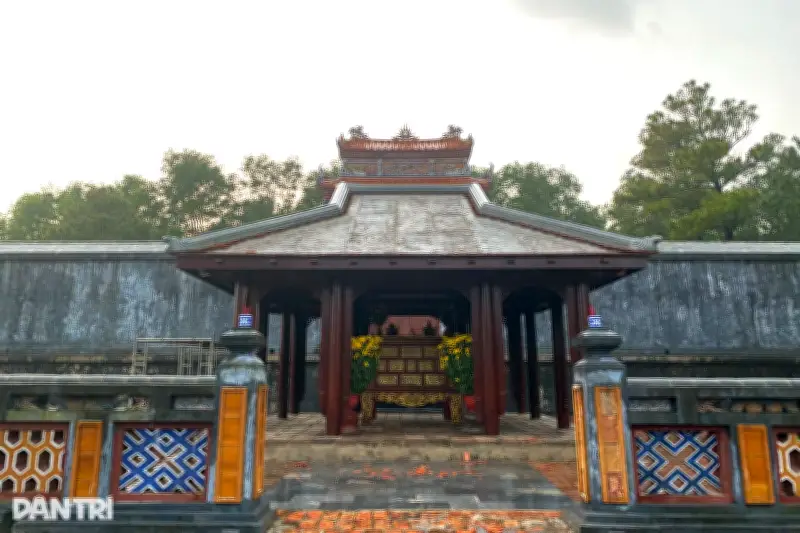 Khởi động tháo dỡ nhà rường trái phép trong làng Hoàng Thái hậu Từ Dụ