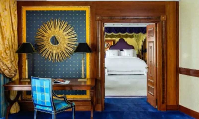 Khám phá bên trong khách sạn '7 sao' Burj Al Arab Dubai trước khi bị mảnh tên lửa rơi trúng