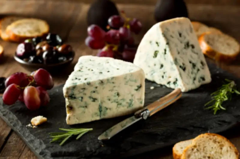 Khám Phá Lý Do Người Pháp Đam Mê Phô Mai Có Mùi Hương Nặng Đặc Trưng