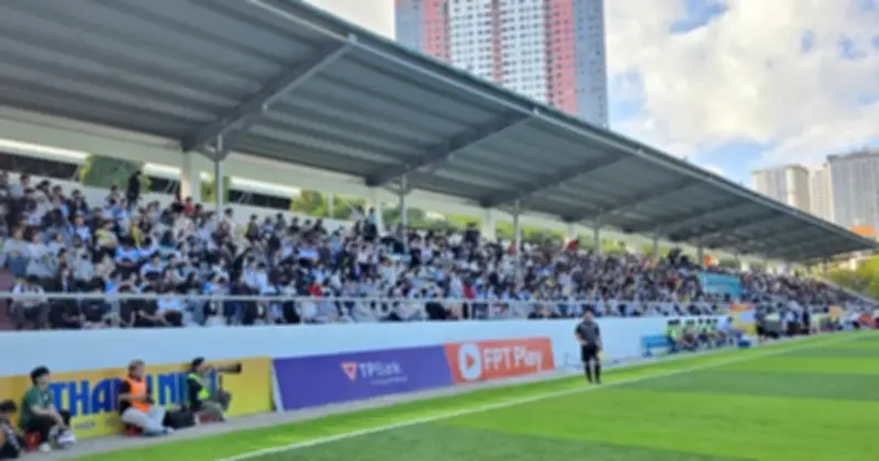 Khán đài chật kín, sinh viên Nha Trang tạo nên không khí sôi động tại VCK bóng đá sinh viên 2026