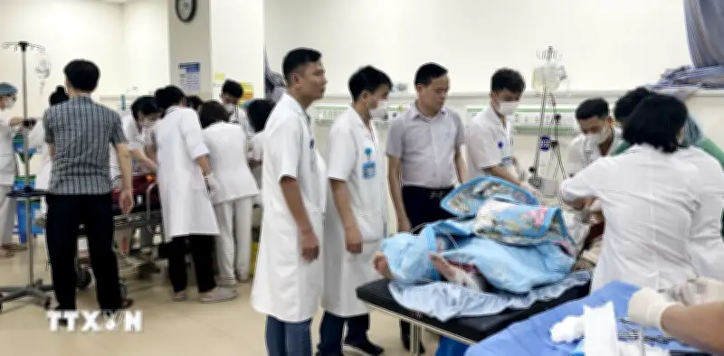 Khẩn trương cứu chữa các nạn nhân trong vụ xe lao xuống vực ở Tam Đảo