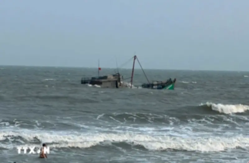 Khẩn trương ứng cứu tàu cá Quảng Ngãi gặp nạn trên biển