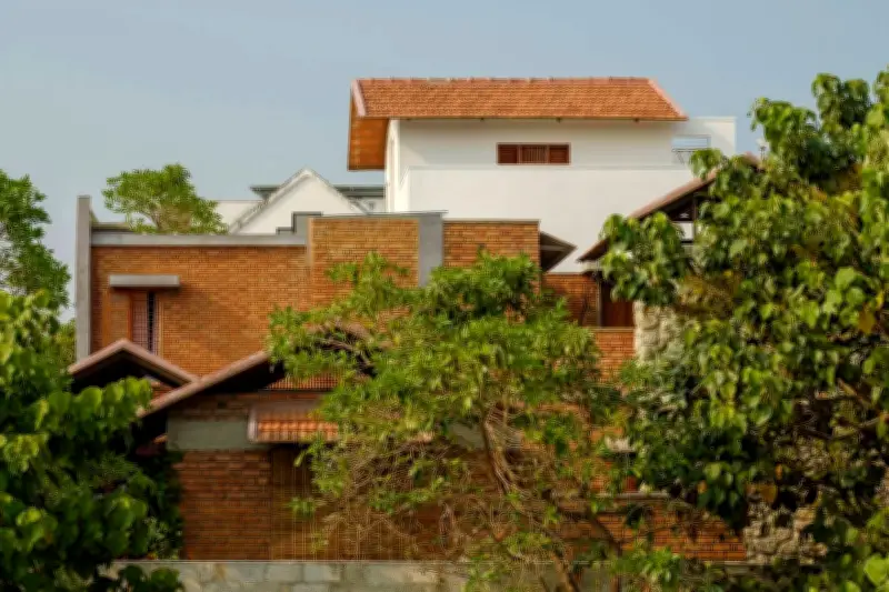 Không Gian Chữa Lành Cho Gia Đình Trẻ Với Gạch Mộc Và Ánh Sáng Tự Nhiên