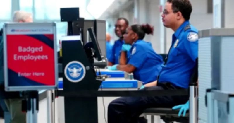 Khủng hoảng ngân sách Mỹ: Hàng trăm nhân viên an ninh sân bay nghỉ bệnh, nguy cơ đóng cửa