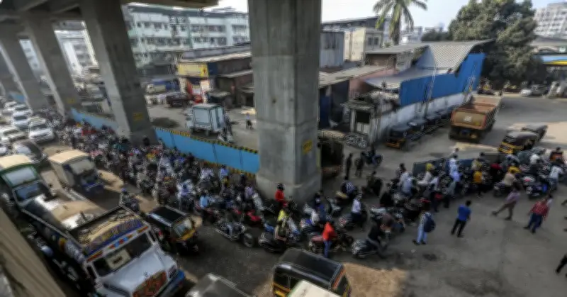 Khủng hoảng nhiên liệu toàn cầu: Tác động nặng nề đến người lao động