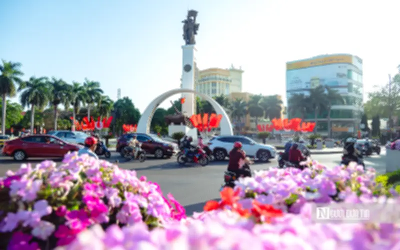 Không khí bầu cử rộn ràng tại Đắk Lắk với cờ hoa, pano tuyên truyền rực rỡ