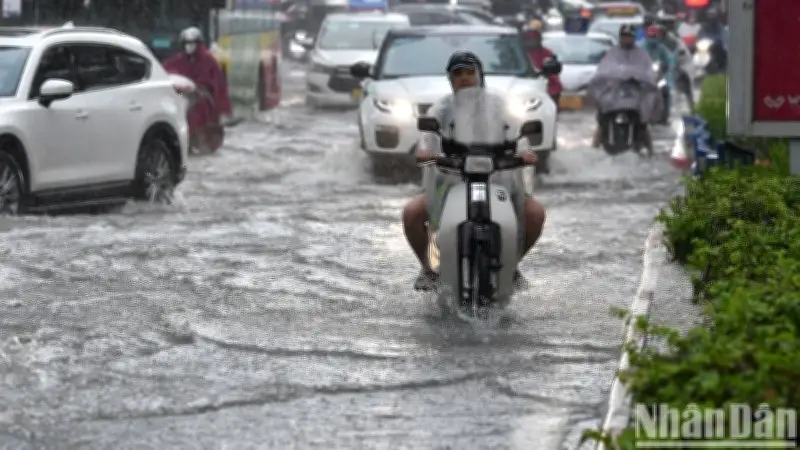 Không khí lạnh tràn về, Bắc Bộ và Trung Bộ đối mặt với mưa dông, gió mạnh