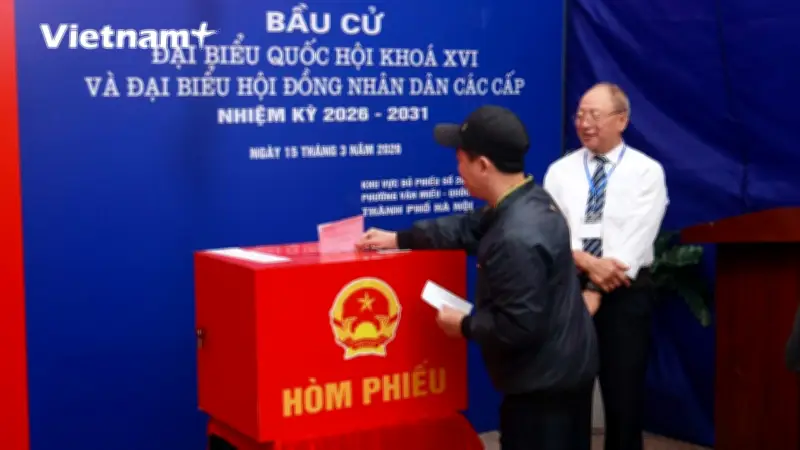 Không khí nhộn nhịp tại các điểm bầu cử Hà Nội trong ngày hội lớn của đất nước