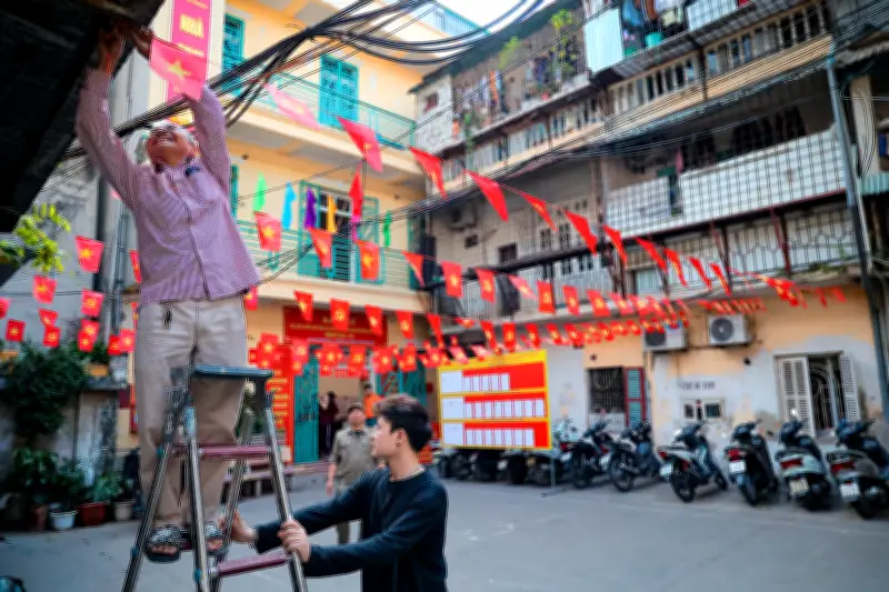 Không khí náo nức ngày hội toàn dân lan tỏa khắp các ngõ phố Hà Nội