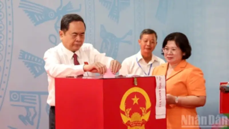 Không khí phấn khởi tại các điểm bầu cử Quốc hội khóa XVI và HĐND các cấp