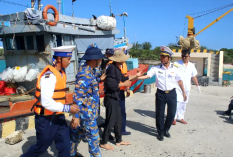 Khánh Hòa: Lực lượng chức năng kịp thời cứu nạn ngư dân gặp nạn trên biển