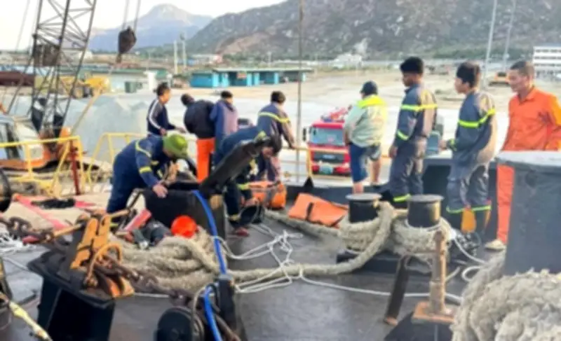 Khánh Hòa: Ngạt khí trong hầm tàu hàng khiến 2 người thiệt mạng