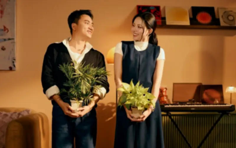 Khánh Vy mang bụng bầu giả trong MV 'Muôn vị nhân sinh' của Phan Mạnh Quỳnh