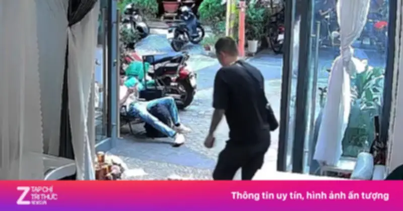 Khoảnh khắc bất ngờ: Người đàn ông đạp cửa giải cứu cảnh sát bị tấn công tại spa