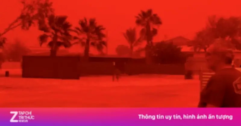 Khoảnh khắc bầu trời Australia chuyển đỏ như trên sao Hỏa gây sốt