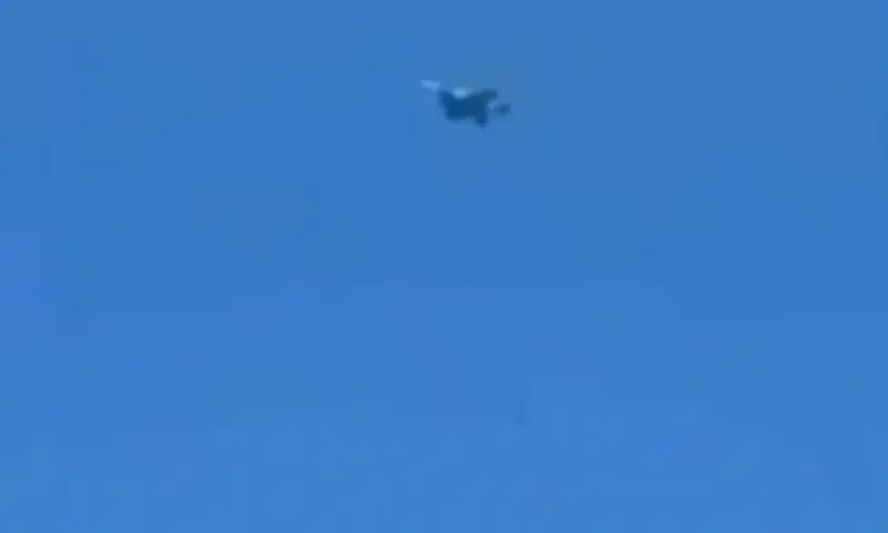 Khoảnh khắc F-15 Mỹ suýt bị đồng đội bắn hạ trong cuộc tập trận