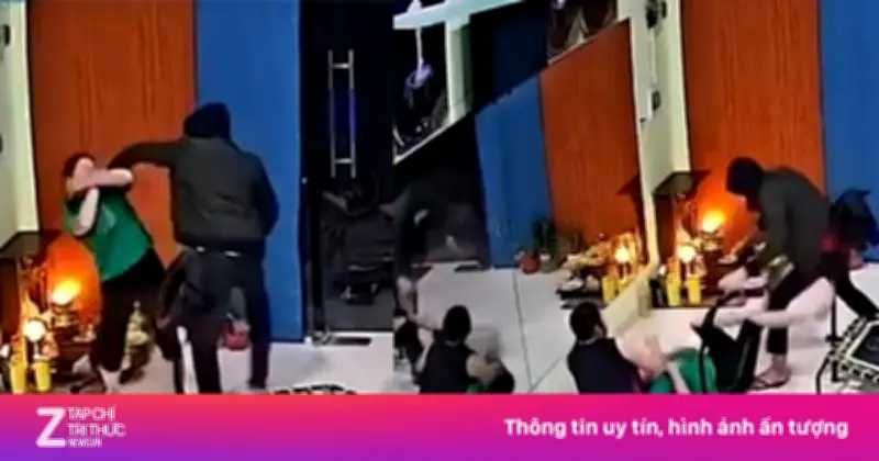 Khoảnh khắc kẻ bịt mặt xông vào phòng tập có 3 phụ nữ gây phẫn nộ