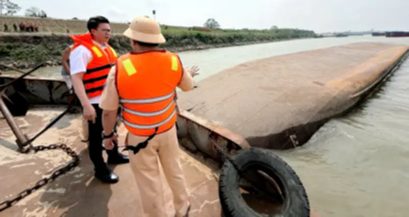 Khoảnh khắc kinh hoàng: Tàu chở hàng lật úp ở Phú Thọ, 2 người tử vong và mất tích