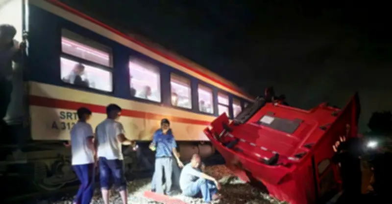 Khoảnh khắc kinh hoàng: Xe đầu kéo vượt rào chắn bị tàu hỏa tông gãy đôi