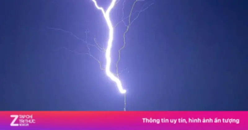 Khoảnh khắc sét đánh trúng tòa nhà cao nhất thế giới Burj Khalifa