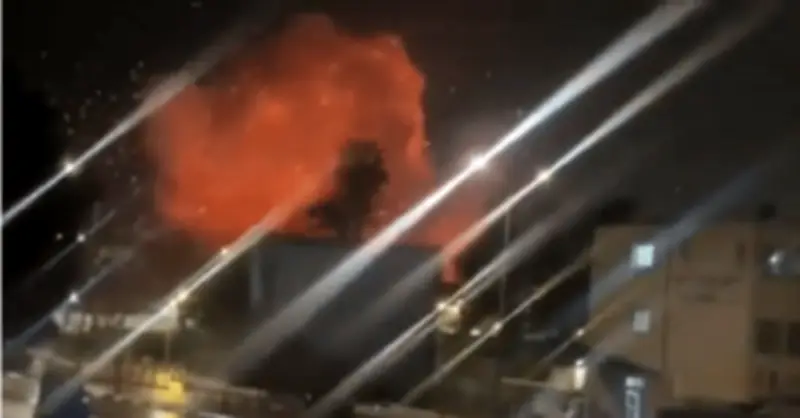 Khoảnh khắc tên lửa Iran lao thẳng xuống thành phố Israel, báo động toàn quốc