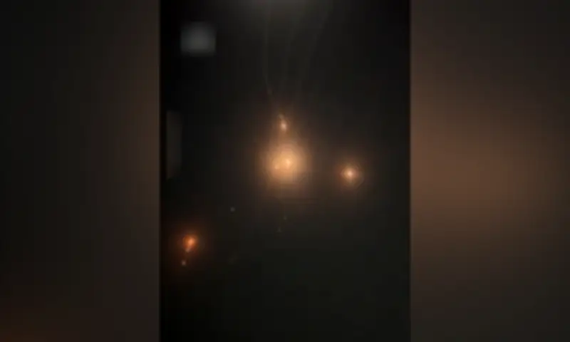 Khoảnh khắc tên lửa Iran vượt qua hệ thống phòng không Israel