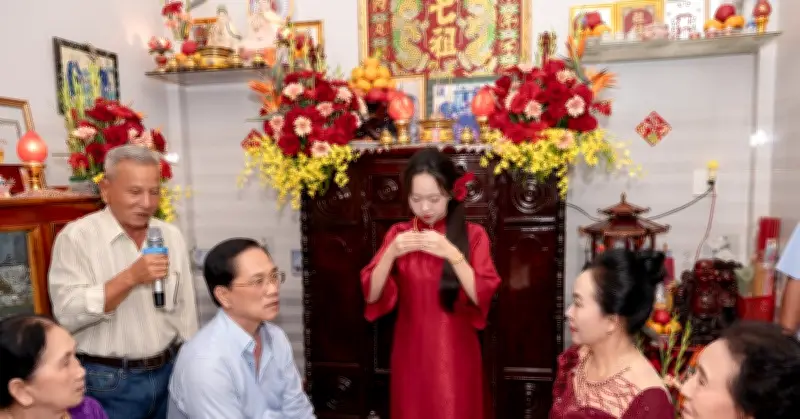 Khoảnh khắc xúc động: Ông ngoại khóc nghẹn trong lễ xuất gia của cháu gái