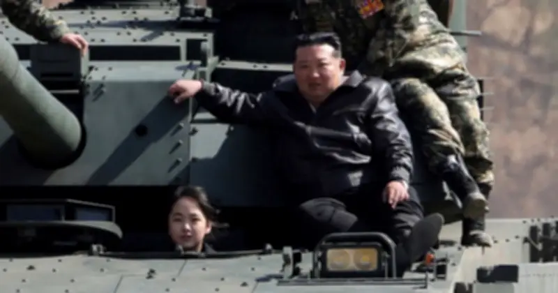 Kim Jong-un và con gái thị sát tập trận, giới thiệu xe tăng chủ lực mới của Triều Tiên