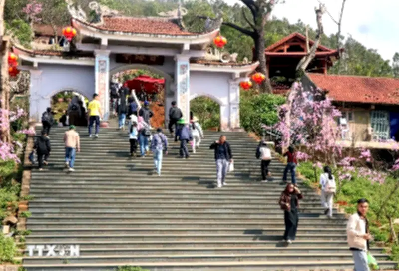 Kiểm soát giao thông từ bãi xe đến Suối Yến trong mùa lễ hội chùa Hương