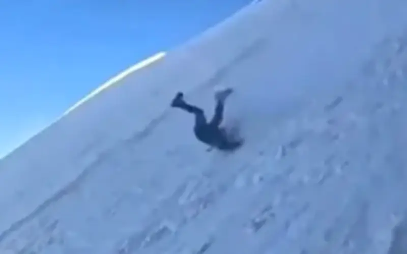 Kinh hoàng vụ trượt chân trên đỉnh núi Tatra, một người may mắn thoát nạn kỳ diệu