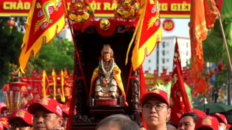 Kinh ngạc cảnh tượng đông đúc trên tuyến đường rước kiệu Bà Thiên Hậu tại TP.HCM