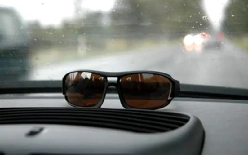 Kính râm: Phụ kiện thời trang và lá chắn bảo vệ mắt quanh năm