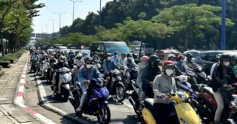 Kẹt xe nghiêm trọng sáng đầu tuần tại khu vực Thủ Thiêm, TP.HCM