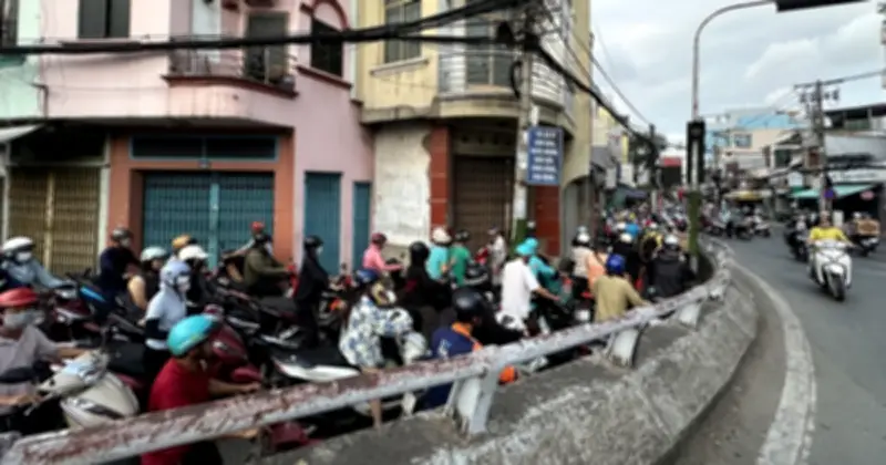 Kẹt xe nghiêm trọng tại dốc cầu Chánh Hưng do ý thức giao thông kém