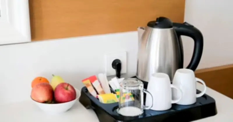 Lý do nên kiểm tra ấm đun nước pha cà phê ngay khi nhận phòng khách sạn