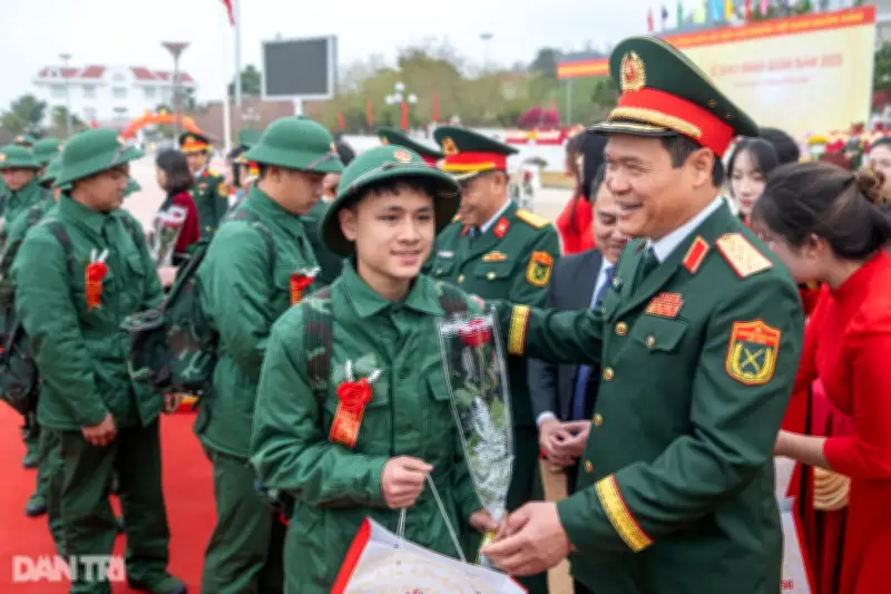 Lễ giao nhận quân toàn quốc diễn ra đồng loạt vào ngày 4/5