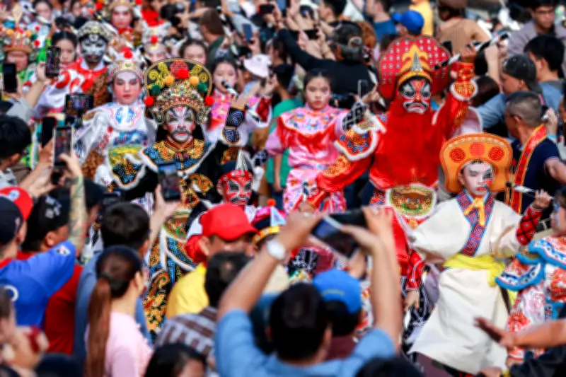 Lễ hội diễu hành của cộng đồng người Hoa tại TP HCM thu hút hàng trăm người tham gia