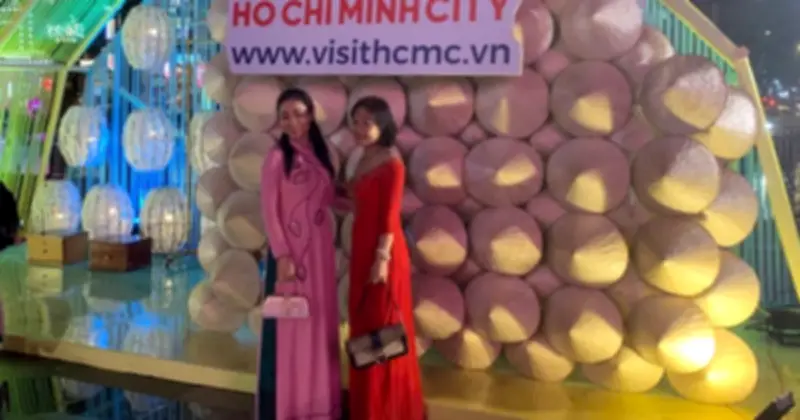 Lễ Hội Áo Dài TP.HCM Rực Rỡ, Thu Hút Giới Trẻ Check-in Tại Phố Đi Bộ Nguyễn Huệ