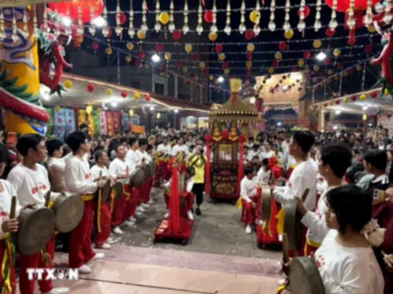 Lễ hội Rằm tháng Giêng Miếu Bà Thiên Hậu thu hút hàng nghìn người cầu an đầu năm